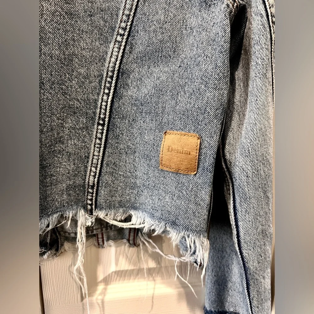 🌿 Pull&Bear Cropped Denim Jacket • Distressed Raw Hem Size Medium